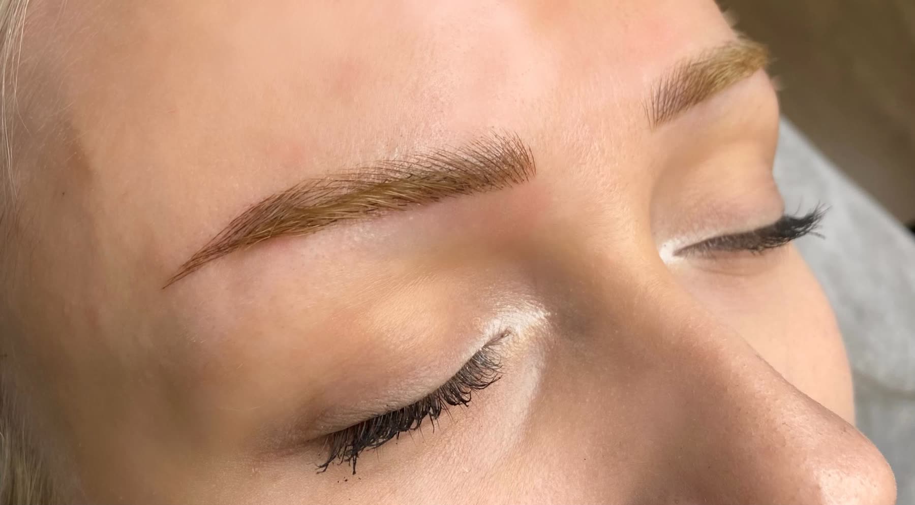 Nano microblading — matiņu tehnika uzacīm Rīgā